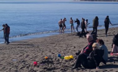 Temperatura në Velipojë shkon në 20 gradë, qytetarët ua mësyjnë plazheve