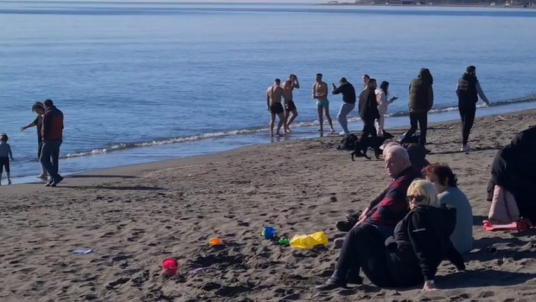 Temperatura në Velipojë shkon në 20 gradë, qytetarët ua mësyjnë plazheve