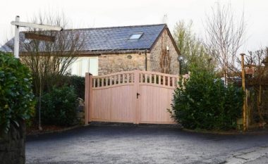 Pronari i një shtëpie në Uells urdhërohet të largojë portat me ‘cilësi të lartë’ pasi dizajni ‘nuk pasqyron karakterin rural të zonës’