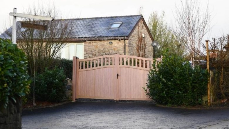 Pronari i një shtëpie në Uells urdhërohet të largojë portat me ‘cilësi të lartë’ pasi dizajni ‘nuk pasqyron karakterin rural të zonës’