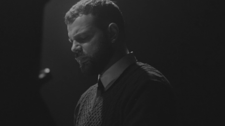 Alban Ramosaj lanson këngën e re “Plagë”, dedikuar babait të ndjerë