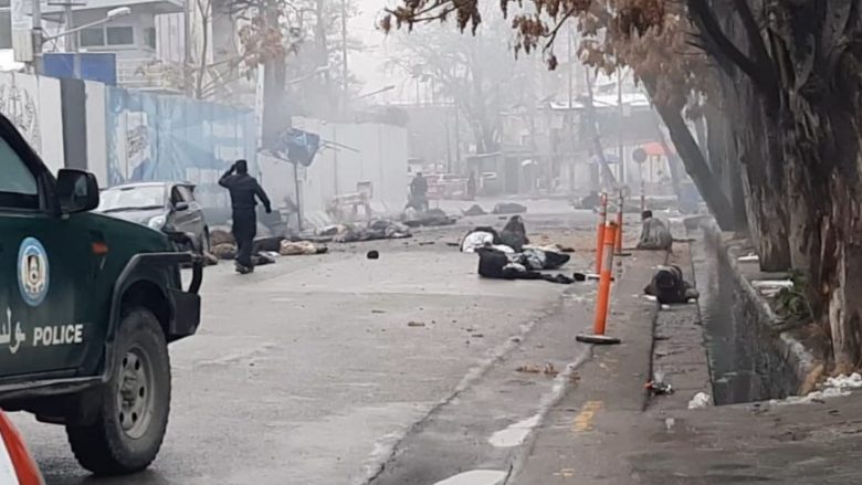 Një kamikaz hodhi veten në erë përpara një ministrie në Kabul, të paktën 20 të vrarë