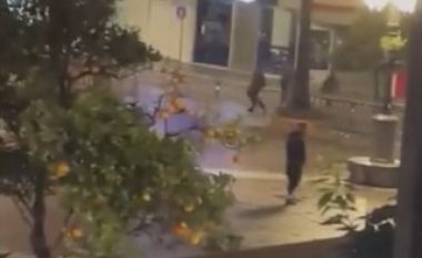 Vrau një dhe plagosi një tjetër gjatë sulmeve në dy kisha – momenti kur ‘terroristi’ me hanxhar shihet duke ecur në një rrugë të Spanjës