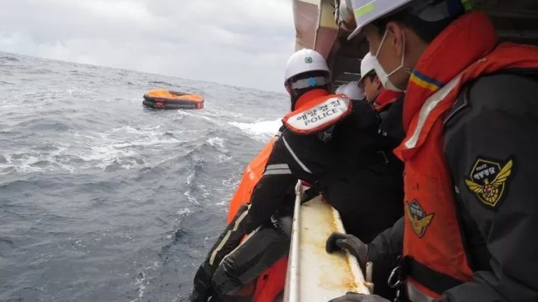 Raportohet për tetë të vdekur pasi një anije mallrash u fundos në brigjet e Japonisë