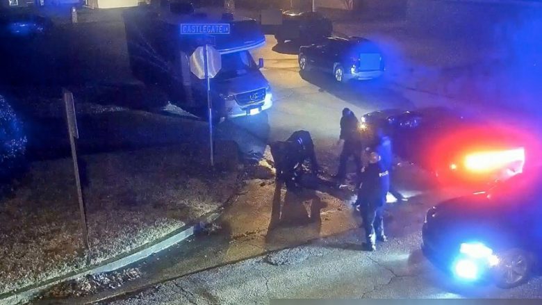 Ai vdiq më pas, publikohen pamje që tregojnë policët e Memphisit duke rrahur vazhdimisht burrin me ngjyrë – vjen reagimi nga presidenti Biden
