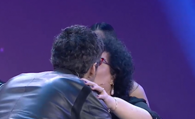Aktori Nik Xhelilaj puth në buzë Irini Qirjakon në kuadër të një loje në një emision