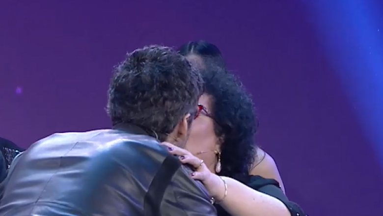 Aktori Nik Xhelilaj puth në buzë Irini Qirjakon në kuadër të një loje në një emision