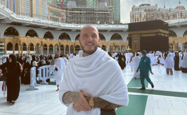 Mozzik poston foto nga vizita në Mekë: Faluni, besoni në Zot, lutuni