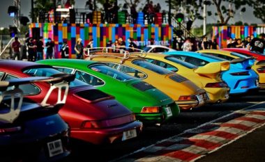Porsche feston 30-vjetorin në Tajlandë me “paraqitjen shumëngjyrëshe”