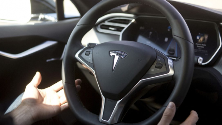 Autoritetet nisin hetimet për postimin e Musk në Twitter në lidhje me sistemin “Full Self Driving”