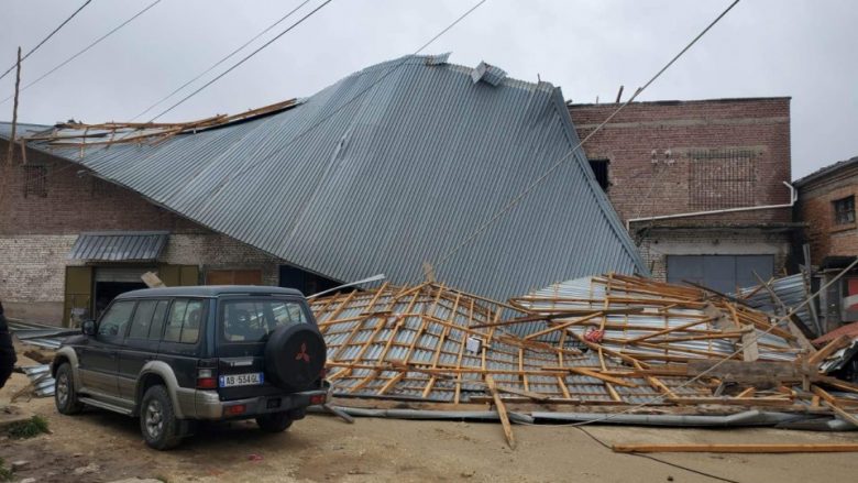 Era e fortë shkul çatinë e një ndërtese në Korçë, shpëtojnë mrekullisht disa persona