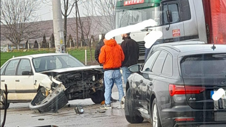 Aksident i rëndë mes tri veturave në Kijevë të Malishevës, lëndohet një person