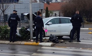 Vetura përplaset për shtyllë elektrike te mensa e studentëve në Prishtinë – lëndohet një person