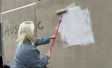 Punonjësit e ambasadës amerikane në Shkup pastrojnë grafitet antisemite