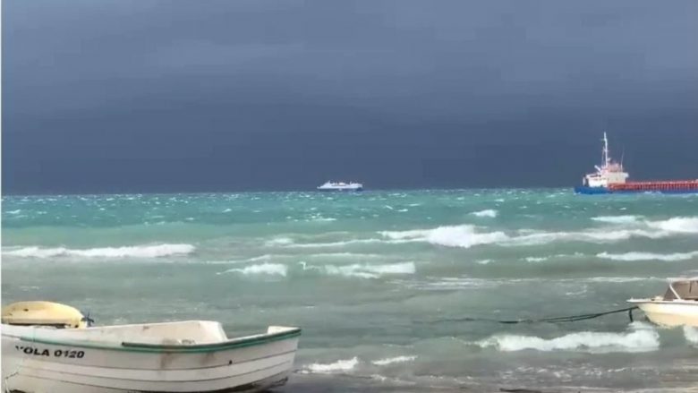 Mbeti në det të hapur pas defektit, shpëtohet anija e peshkimit në Adriatik