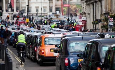 Londra ishte qyteti më i mbingarkuar në botë në vitin 2022, shoferët humbën mesatarisht 156 orë në trafik