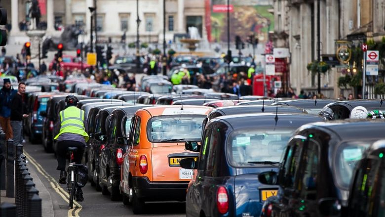 Londra ishte qyteti më i mbingarkuar në botë në vitin 2022, shoferët humbën mesatarisht 156 orë në trafik