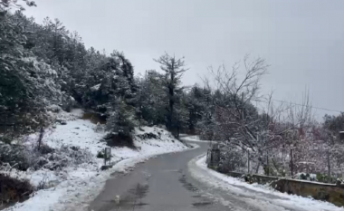 Përmbytje dhe bllokim të rrugëve nga bora në zonat malore në Shqipëri