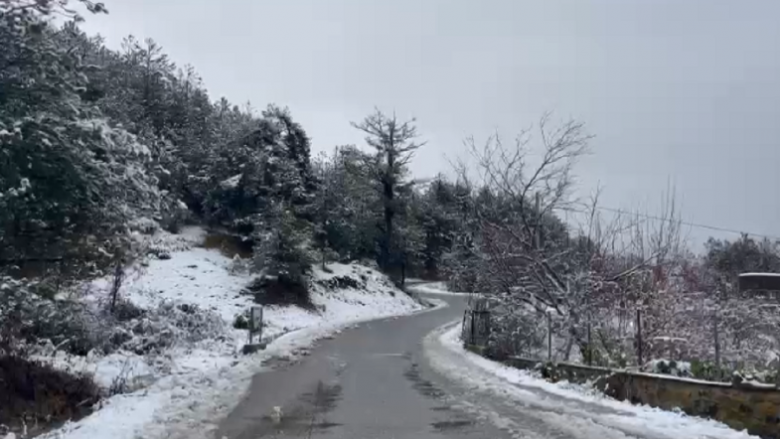 Përmbytje dhe bllokim të rrugëve nga bora në zonat malore në Shqipëri