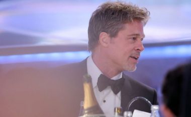 Brad Pitt u shfaq me model të ri flokësh në Golden Globe, aktori nuk po plaket