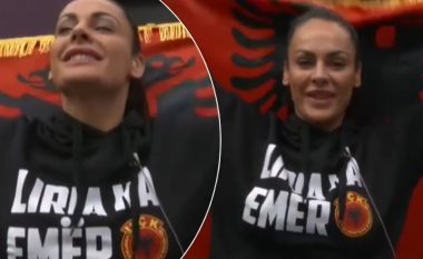 Me bluzën “Liria ka emër” veshur, Xhuli Nura vendos flamurin kuq e zi në murin e shtëpisë së Big Brother VIP Kosova
