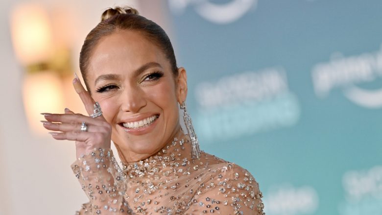 Jennifer Lopez shkëlqen me trendin e ri të thonjve me shkëlqim buzësh