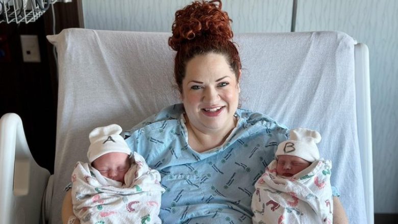 Një nënë nga Teksasi lindi binjakë – në ditë të ndryshme, në muaj dhe në vite të ndryshme
