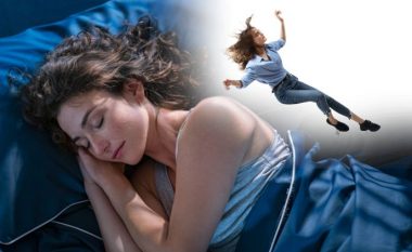 A ndiheni sikur po bini kur ju zë gjumi? Ekspertët shpjegojnë përse ndodhë kështu