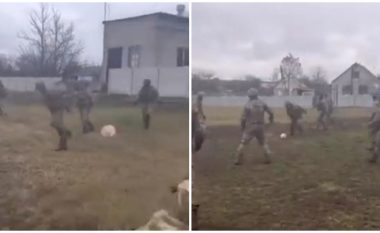Ushtarët ukrainas gjejnë pak kohë edhe për argëtim, luajnë futboll me rroba të kamufluara