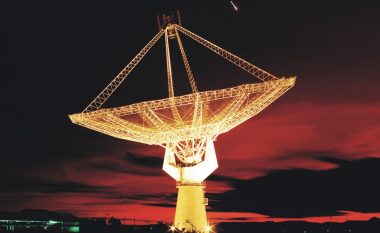 Një sinjal radio 9 miliardë vite dritë larg nga Toka është kapur nga një teleskop në Tokë