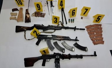​Arrestohet një 36-vjeçar në Rahovec, iu gjetën dy pushkë, një mitraloz e 130 fishekë në shtëpi