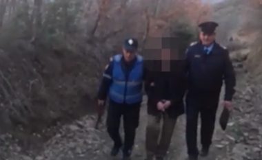 Arrestohet 80-vjeçari që vrau gruan dhe vëllain me sëpatë në Gramsh – policia publikon pamjet