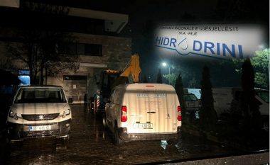 Eskavatorët dhe kamionët e KRU ‘Hidrodrini’ në mbështetje të komunave të prekura nga vërshimet