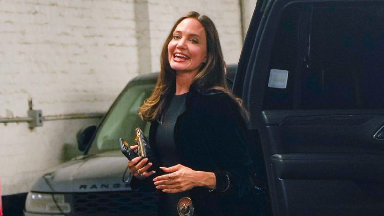 Askush nuk vesh rroba të zeza si ajo: Angelina Jolie dominon në një kombinim veshjesh njëngjyrëshe