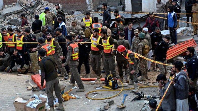Shkon në 100 numri i të vdekurve pas sulmit në një xhami në Pakistan