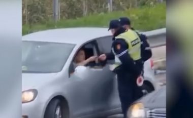 Dy policë filmohen duke marrë ryshfet nga një qytetare, pas ndalimit të veturës për shkelje të rregullave në trafik