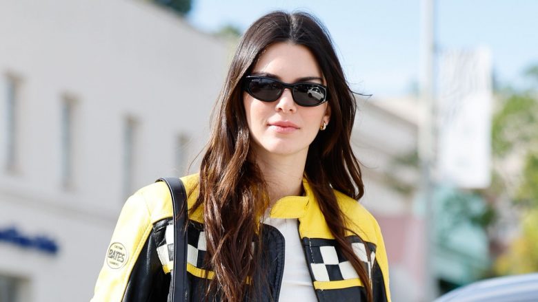 Në mesin e trendëve dallohet xhaketa prej lëkure e motoristëve dhe tashmë e ka veshur Kendall Jenner