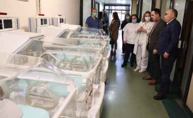 “Marmo Fix” dhuron pesë inkubatorë për Spitalin e Tetovës