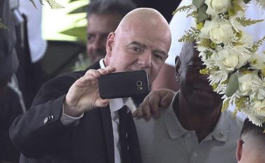 U pa duke bërë ‘selfie’ në varrimin e Peles, Infantino tenton të sqarojë situatën