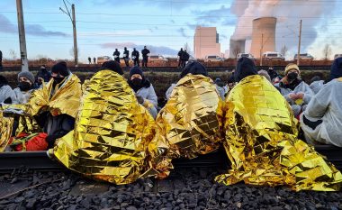 Aktivistët gjermanë të klimës bllokojnë hekurudhat për të protestuar kundër minierave të qymyrit
