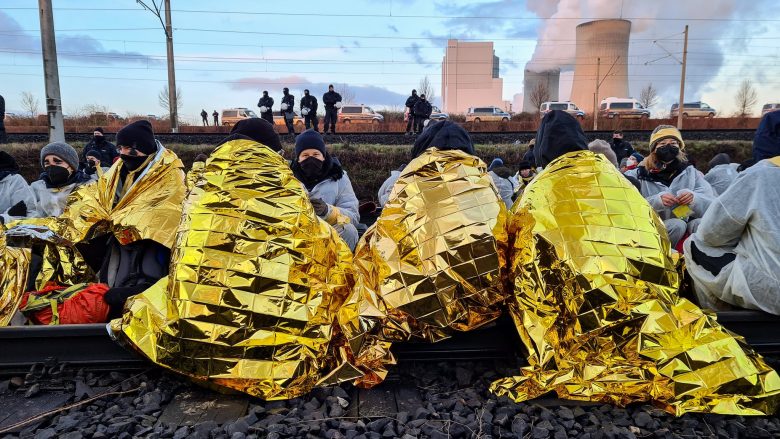 Aktivistët gjermanë të klimës bllokojnë hekurudhat për të protestuar kundër minierave të qymyrit