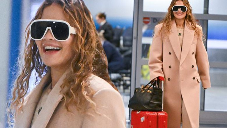 Rita Ora me një paraqitje plot stil në Aeroportin “John F. Kennedy” të New Yorkut