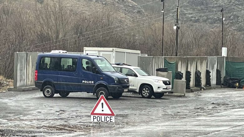 Policia ndalon një serb në Leposaviq, kishte veshur uniformë ushtarake të Serbisë