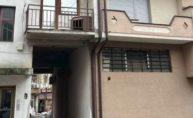 Tetovë: Vendkalimin mes banesave e bëri shitore, banorët ankohen se nuk kanë ku të kalojnë