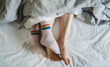 Nëse flini me çorape apo zbathur, kjo për ju e tregon një gjë të rëndësishme!