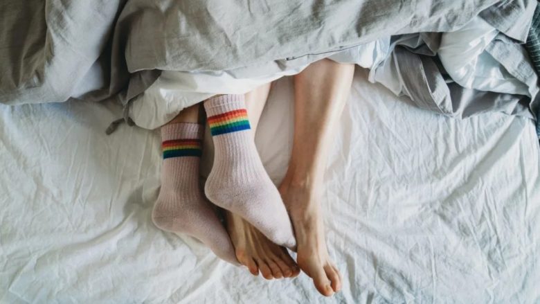 Nëse flini me çorape apo zbathur, kjo për ju e tregon një gjë të rëndësishme!
