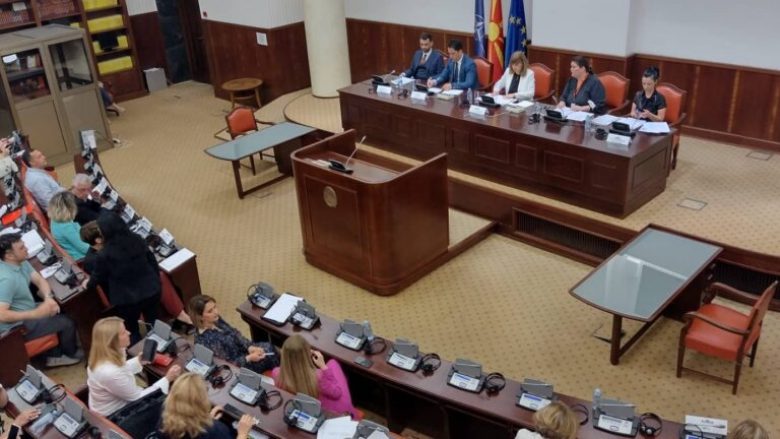 Deputetët në Maqedoni nga nesër rifillojnë punën, janë caktuar seancat e dy komisioneve parlamentare