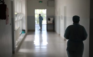 Një fëmijë 17 vjeçar me autizëm i lidhur me zinxhir në spitalin psikiatrik në Demir Hisar
