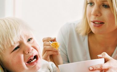 I detyroni fëmijët të hanë? Cilat janë pasojat që shkakton kjo sjellje