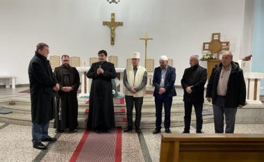 Hoxha, prifti, frati dhe shehu pajtojnë tri familje në Gjakovë